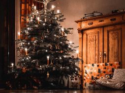 Esferas, angelitos y lucecitas son las protagonistas en el arbolito de Navidad. Unsplash.