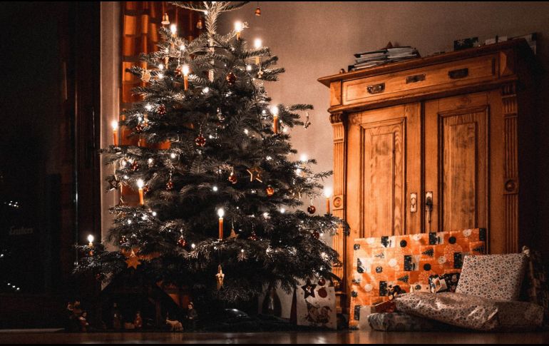 Esferas, angelitos y lucecitas son las protagonistas en el arbolito de Navidad. Unsplash.