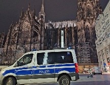 Vehículos policiales se encuentran frente a la catedral de Colonia, Alemania.AP