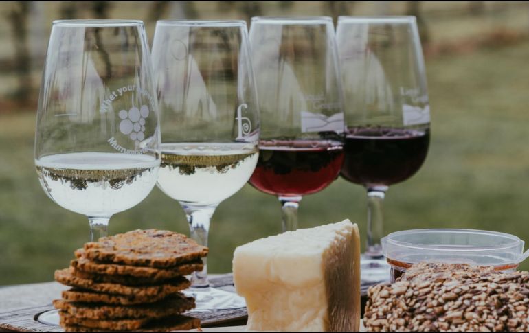 El queso y el vino son una combinación ideal. Foto de Chelsea Pridham en Unsplash