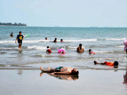 Los mexicanos suelen visitar las playas durante diciembre. SUN/ ARCHIVO