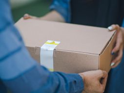 Si tus regalos de Navidad no amanecen este lunes en el arbolito, probablemente no sea porque te hayas portado mal, sino por los retrasos en las paqueterías. Unsplash.