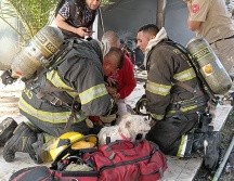 La tarde de este domingo se reportó un local comercial en llamas con personas en su interior. ESPECIAL/ Coordinación Municipal de Protección Civil y Bomberos GDL.