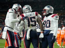 Ezekiel Elliott, corredor, de los Patriots, es felicitado por sus compañeros de equipo después de anotar un touchdown durante la segunda mitad del juego. AP/D. Zalubowski