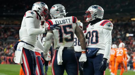 Ezekiel Elliott, corredor, de los Patriots, es felicitado por sus compañeros de equipo después de anotar un touchdown durante la segunda mitad del juego. AP/D. Zalubowski