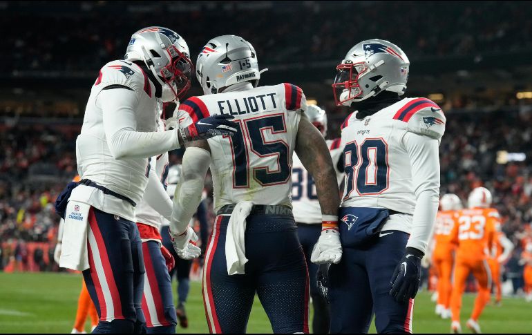 Ezekiel Elliott, corredor, de los Patriots, es felicitado por sus compañeros de equipo después de anotar un touchdown durante la segunda mitad del juego. AP/D. Zalubowski