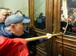 Partidarios de la oposición intentan irrumpir en el ayuntamiento de Belgrado en protesta por presuntas irregularidades en la victoria electoral del Partido Progresista Serbio el domingo pasado. AP/D. Vojinovic