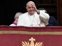 El papa Francisco saluda antes de la bendición Urbi et Orbi de Navidad desde el balcón principal de la Basílica de San Pedro del Vaticano. AP/G. Borgia