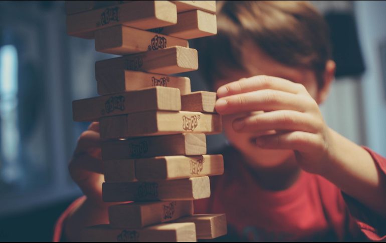 Un juego que desafía la destreza y el pulso de los jugadores es Jenga, un juego clásico que no puede faltar. ESPECIAL / Foto de Michal Parzuchowski en Unsplash