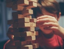 Un juego que desafía la destreza y el pulso de los jugadores es Jenga, un juego clásico que no puede faltar. ESPECIAL / Foto de Michal Parzuchowski en Unsplash