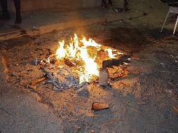 En el municipio de Zapopan, la coordinación municipal informó que se hicieron 28 exhortos para que las familias apagaran las fogatas que habían encendido en la vía pública. ESPECIAL / Bomberos de Zapopan