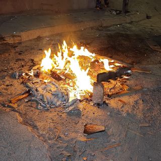 No entendieron, bomberos apagan casi 40 fogatas en Zapopan y Guadalajara en Noche Buena