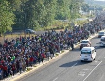 El grupo, unas 6 mil personas entre las que había muchos centroamericanos, venezolanos o cubanos, partieron el domingo de Tapachula, casi en la frontera con Guatemala. AP / E. Hernández Clemente