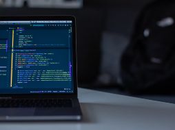 Es importante no aceptar descargas de archivos en sitios que no sean seguros y mucho menos proporcionar información personal. Unsplash.