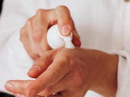 La piel es una barrera de protección que se debilita con el cambio de temperatura y se vuelve más susceptible a los agentes externos. Unsplash.