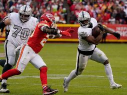 Zamir White de los Raiders agotó el tiempo de juego con una escapada de 43 yardas. AP/E. Zurga