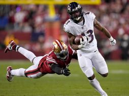 El corredor de los Ravens de Baltimore Justice Hill escapa con el balón dejando atrás al linebacker de los 49ers de San Francisco Demetrius Flannigan-Fowles. AP/G. Vásquez