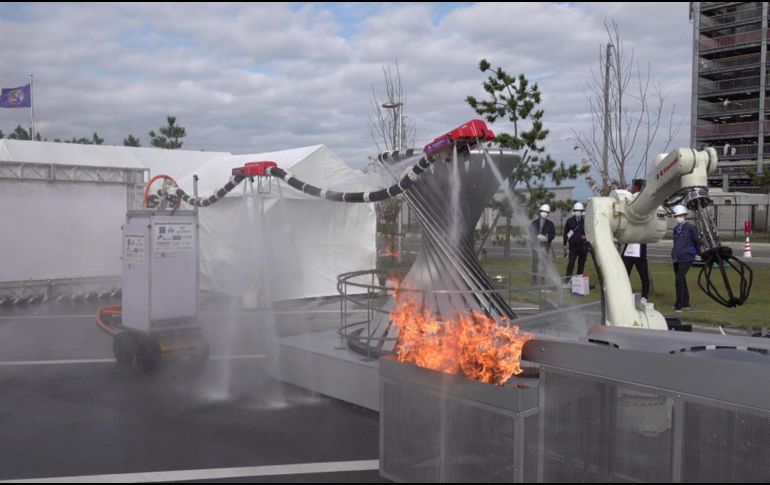 Está conectado a través de un tubo de suministro a un camión de bomberos con un depósito de agua de 14 mil litros. ESPECIAL / Universidad de Tohoku/ EFE