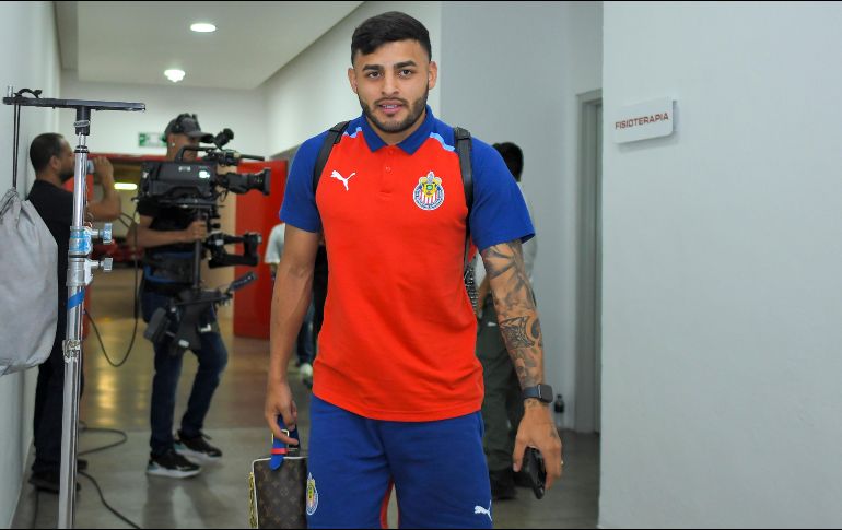 En sus redes sociales, el usuario @julio_nyc1 publicó un video donde se ve al delantero de Chivas en una sesión de fotos en la ciudad estadounidense junto con su esposa, mientras atrás de ellos se aprecia el árbol neoyorkino. IMAGO7