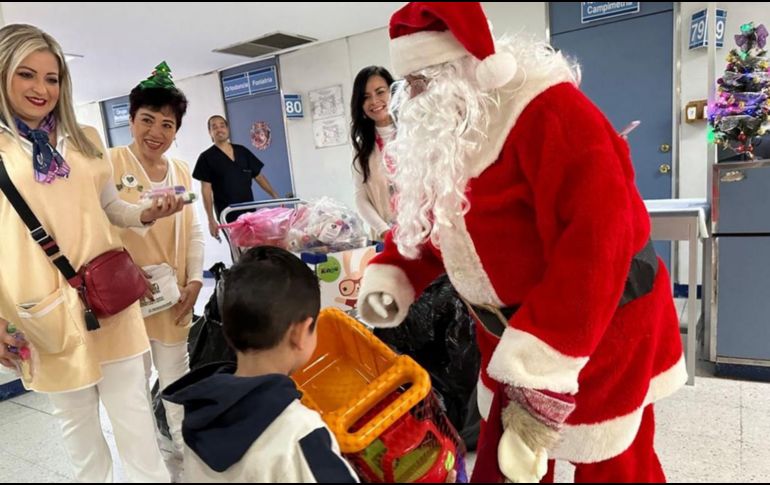 Santa Claus visitó a pacientes del Hospital General Regional (HGR) No. 46 del Instituto Mexicano del Seguro Social. ESPECIAL.