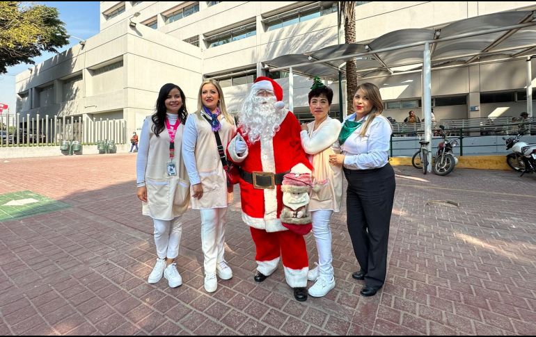 Santa Claus visitó a pacientes del Hospital General Regional (HGR) No. 46 del Instituto Mexicano del Seguro Social. ESPECIAL.