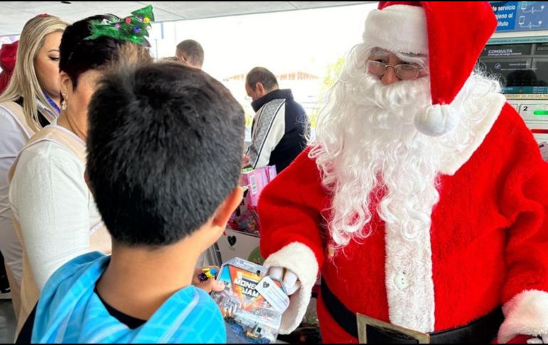 Santa Claus visitó a pacientes del Hospital General Regional (HGR) No. 46 del Instituto Mexicano del Seguro Social. ESPECIAL.