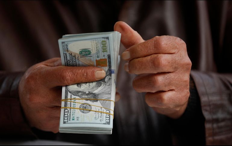 El superpeso amaneció hoy miércoles 27 de diciembre, antes del Año Nuevo, con una apreciación con la que se mantiene debajo de los 17 pesos por dólar. AFP / ARCHIVO 