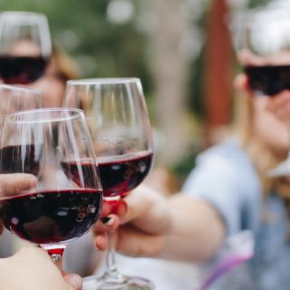 ¿Cómo identificar bebidas adulteradas durante el brindis de Año Nuevo?