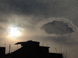 Las imágenes de este singular fenómeno se volvieron virales en redes sociales. ESPECIAL.