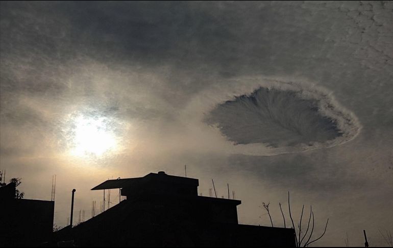 Las imágenes de este singular fenómeno se volvieron virales en redes sociales. ESPECIAL.