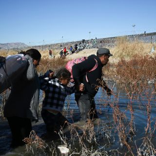 México retira campamento de migrantes en la frontera mientras EU intensifica la presión