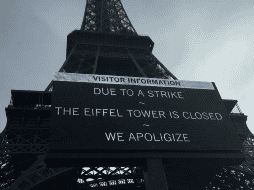 Algunos turistas se mostraron visiblemente consternados al ver un gran cartel bajo su fachada. AP