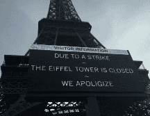 Algunos turistas se mostraron visiblemente consternados al ver un gran cartel bajo su fachada. AP