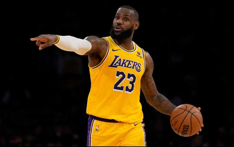 LeBron James consiguió anoche 17 puntos y 11 asistencias en 25 minutos en pista. AP