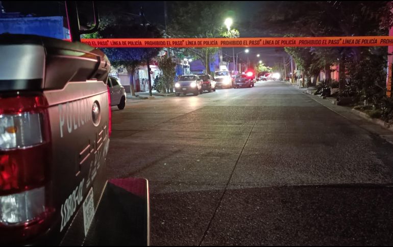 La camioneta de la empresa de la paquetería fue hallada, abandonada en el cruce de Magnolia y Aldama. ESPECIAL / Policía de Guadalajara