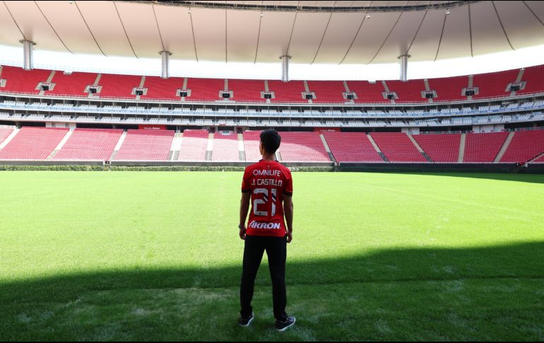 A su arribo al club, Castillo no ocultó su felicidad por fichar con el Rebaño. ESPECIAL/ 