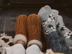 Aunque algunas personas recurren a prendas pesadas, botas de nieve o doble calcetín para combatir el frío, este hábito no es tan seguro como se podría pensar. Pexels