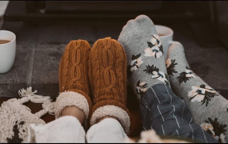 Aunque algunas personas recurren a prendas pesadas, botas de nieve o doble calcetín para combatir el frío, este hábito no es tan seguro como se podría pensar. Pexels