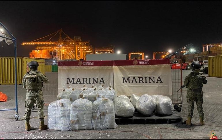 Los uniformados aseguraron en operaciones portuarias y aeroportuarias 48.147 toneladas de cocaína en la mar. ESPECIAL/ 
