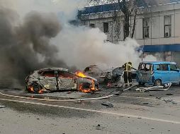En redes sociales circularon imágenes de vehículos en llamas y columnas de humo negro sobre edificios dañados en Belgorod. AP