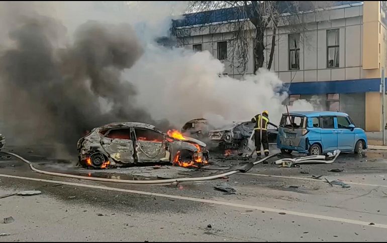 En redes sociales circularon imágenes de vehículos en llamas y columnas de humo negro sobre edificios dañados en Belgorod. AP