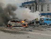 En redes sociales circularon imágenes de vehículos en llamas y columnas de humo negro sobre edificios dañados en Belgorod. AP