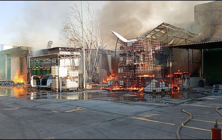 El incendio generó una columna de humo visible en varias partes de la Zona Metropolitana de Guadalajara. ESPECIAL