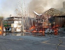 El incendio generó una columna de humo visible en varias partes de la Zona Metropolitana de Guadalajara. ESPECIAL