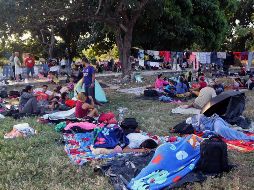 Los migrantes de al menos nueve nacionalidades se encuentran debajo de árboles en un campamento improvisado. EFE/ARCHIVO