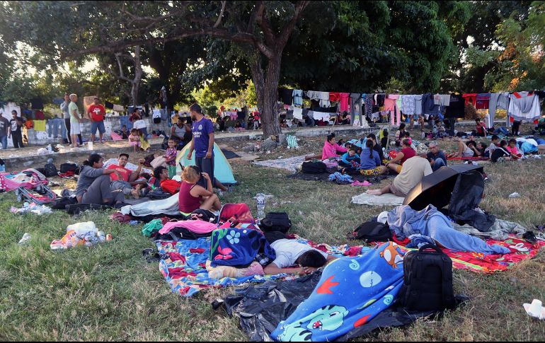 Los migrantes de al menos nueve nacionalidades se encuentran debajo de árboles en un campamento improvisado. EFE/ARCHIVO