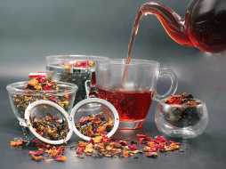 Para contrarrestar estos malestares, profesionales de la salud sugieren tres infusiones naturales. ESPECIAL/CANVA