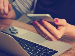 Puedes traducir un texto de una manera práctica y sencilla con tu celular. Unsplash.