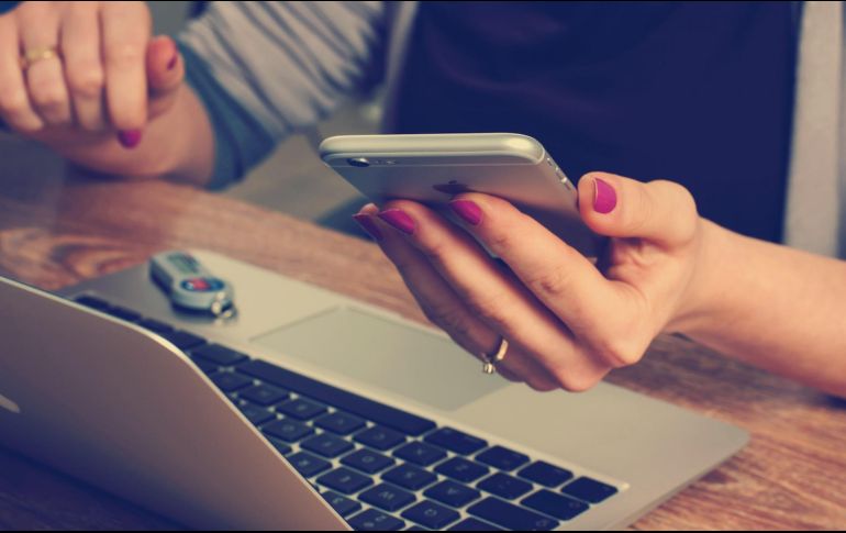 Puedes traducir un texto de una manera práctica y sencilla con tu celular. Unsplash.