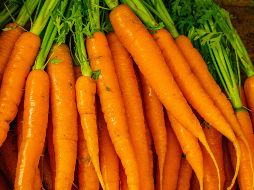 La especialista sugiere llevar una dieta baja en grasas y abundante en frutas, vegetales y granos enteros. UNSPLASH / N. Fewings